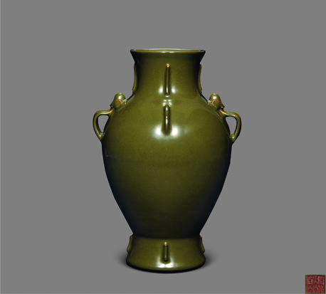 清乾隆 茶葉末釉如意耳出戟橄欖瓶 成交價(jià)：RMB 12,650,000.jpg
