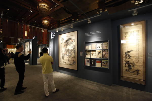 本次預(yù)展中特別為重點(diǎn)拍品配置了展陳墻，突出拍品的學(xué)術(shù)性.jpg
