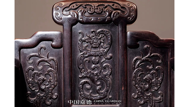 中國(guó)嘉德2019春拍精品導(dǎo)覽 | 從國(guó)內(nèi)第一次明清古家具展說(shuō)起——記中國(guó)嘉德春拍之紫檀有束腰三屏風(fēng)式扶手椅成對(duì)