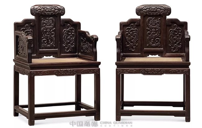 中國(guó)嘉德2019春拍精品導(dǎo)覽 | 從國(guó)內(nèi)第一次明清古家具展說(shuō)起——記中國(guó)嘉德春拍之紫檀有束腰三屏風(fēng)式扶手椅成對(duì)