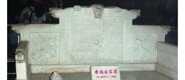 中國(guó)嘉德2019春拍精品導(dǎo)覽 | 從國(guó)內(nèi)第一次明清古家具展說(shuō)起——記中國(guó)嘉德春拍之紫檀有束腰三屏風(fēng)式扶手椅成對(duì)